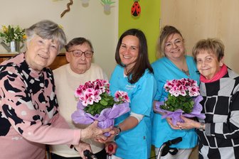 Neue Führungsspitze in der Pflege in Schwarzenberg: Der tägliche Spagat zwischen Dienstplänen und Dankbarkeit - Das neue Führungsduo, Christin Wappler (2. v. r.) und Madlen Schubert (3. v. l.), wurde von den Besuchern der Tagespflege in Schwarzenberg mit Blumen begrüßt.
