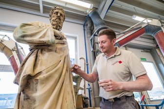Neue Füße für Paulus: Stollberger Steinmetz restauriert Apostelfiguren aus Aue - Steinbildhauer und Steinmetz Randy Seidel in der Steinmetzfirma Scheunert in Stollberg, in der die Apostelfiguren aus Aue restauriert werden.