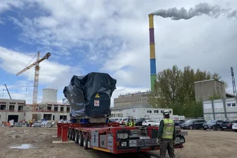 Der Motor steht bereits auf dem Gelände.