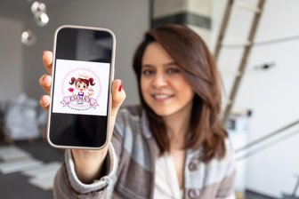 Neue Gastro-Idee am Chemnitzer Johannisplatz: Kindercafé folgt auf Pizzeria - Mai Bash zeigt das Logo für das neue Kindercafé am Johannisplatz, das sie selbst designt hat.