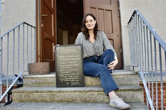 Neue Gastronomin auf dem Kaßberg in Chemnitz serviert bald kleine Häppchen - Jessica Müller vor ihrem neuen Lokal „Txoko“, in dem es vor allem Pintxos - kleine Häppchen - geben wird.