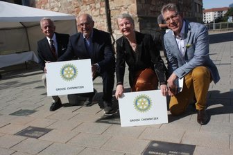 Neue Gedenkplatten erinnern an große Chemnitzer - Friedrich Thießen, Professor an der TU Chemnitz, Rotary-Pastpräsident Karl-Heinz Schüngel, Literaturprofessorin Ulrike Brummert und Bürgermeister Ralph Burghart (von links) verlegten neue Gedenkplatten in Erinnerung an "Große Chemnitzer".