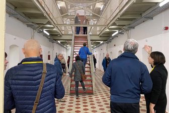 Neue Gedenkstätte Kaßberg-Gefängnis in Chemnitz: Nachbarn mieden früher die Gegend - Heute ziehen junge Leute extra dorthin - Das Interesse der Besucher am Eröffnungswochenende des neuen Lern- und Gedenkorts Kaßberg-Gefängnis war groß. Unter den Besuchern waren auch einige neue und alte Nachbarn.