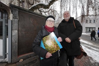 Neue Gedenktafel erinnert an frühere Plauener Synagoge: „Es ist ein trauriger, aber auch ein schöner Anlass“ - Liane Kümmerl und Peter Luban vor der Gedenktafel für die einstige Synagoge in Plauen.