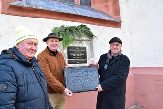Neue Gedenktafel in Mittweida erinnert an Schuldirektor Jähnig - Frank Böttger (l.), Heiko Weber (r.) und Arndt Sander, Leiter der Kirchgemeinde Mittweida, weihten die Gedenktafel an der Stadtkirche ein. Hier sind sie mit der alten Tafel aus Gusseisen zu sehen.