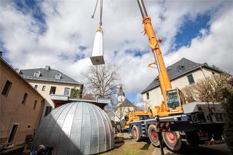 Neue Geilsdorfer Sternwarte bekommt ihre Kuppel aufgesetzt - Zuerst wurde das Gestell für das künftige Teleskop in das neue Sternwarten-Rondell gehievt, danach folgte die Kuppel.