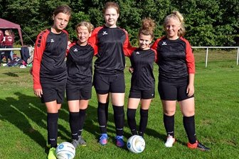 Neue Generation steht in den Startlöchern - Shirley Stenzel, Maren Woitag, Nele Beckmann, Svea Nagel und Saskia Woitag (von links) haben für den FV Glauchau an der Deutschen Faustball-Meisterschaft der U 12 teilgenommen. 