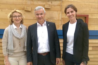 Neue Geschäftsführerin im Zweckverband Talsperre Pöhl setzt Segel - Nehmen Kurs auf Richtung Veränderung (von links): die scheidende Verbands-Geschäftsführerin Mariechen Bang, Verbandsvorsitzender und Landrat Rolf Keil (CDU) und die neue Geschäftsführerin Elisabeth Blüml.
