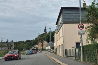 Neue Geschwindigkeitsregeln in Chemnitz: Tempo 30 auch auf der B 95 - Auf der B 95 in Chemnitz-Harthau gilt neuerdings auf einem Teilstück wieder Tempo 30.