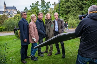 Neue Gesichter im Erzgebirgskrimi: Diese Stars spielen in der Folge 16 „Stille Mitte“ - Perfekte Kulisse für den 16. Erzgebirgskrimi (von links): Alexander Schubert, Lana Cooper, Kai Scheve, Teresa Weißbach und Holger Handke.