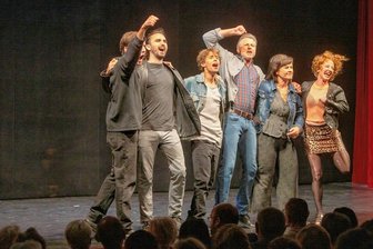 Neue Gesichter, neue Sparte, neue Produktionen: Theater weckt Lust auf neue Spielzeit - Szene aus "Das letzte Schiff", ein Schauspiel mit Musik und Liedtexten von Sting.