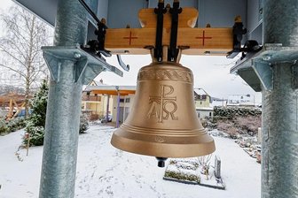 Neue Glocke auf dem Rödlitzer Friedhof wird am Sonntag geweiht - Das Christusmonogramm und die griechischen Buchstaben Alpha und Omega zieren die Rückseite der neuen Friedhofsglocke in Rödlitz. Am Sonntag wird sie geweiht.