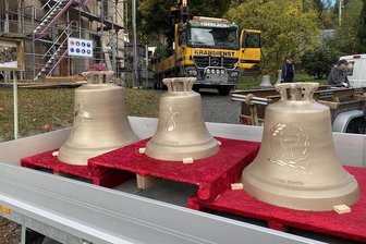 Neue Glocken für Zwotaer Kirche - usammen sind sie 660 Kilo schwer: die drei neuen Glocken für die Kirche im Klingenthaler Ortsteil Zwota. Am Montag wurden sie in den Turm gebracht. Im Advent sollen sie erstmals erklingen.