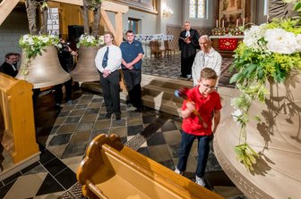 Neue Glocken in Lengefelder Kirche geweiht - Konfirmand Julian Klug durfte am Sonntag eine der vier frisch geweihten Glocken in der Kirche zum Heiligen Kreuz in Lengefeld zum Klingen bringen.