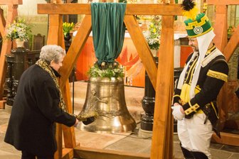 Neue Glocken in Zöblitz geweiht – Bis sie erklingen, dauert es aber noch - Ursula Franze (Dr.-Wolfram-Böhme-Stiftung) schlug das neu gegossene Bergglöcklein in der Zöblitzer Kirche an. Vikar Tobias Haueis vom Glocken-Turm-Ausschuss folgte.