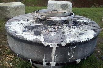 Neue Grillplätze in Zwickau zerstört - Unbekannte verbrannten Kunststoffstühle und andere Materialien auf dem Grillstein ini Pöblitz.