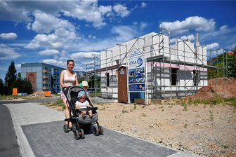 Neue Grundstücke für Limbach-Oberfrohna: Nachfrage so hoch wie nie - Im ersten Bauabschnitt im Wohngebiet Am Wasserturm stehen bereits neue Einfamilienhäuser, hier eine Bewohnerin. Im zweiten Bauabschnitt sollen elf weitere Grundstücke entstehen.