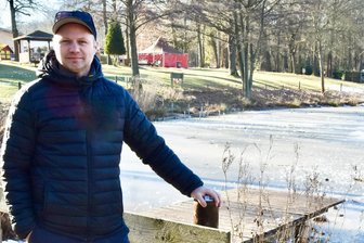Neue Häuser und ein Party-Revival im Naturbad Niederwiesa - Betreiber Frank Buschbeck am zugefrorenen See in Niederwiesa.