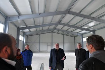 Neue Halle für den Neuhausener Sport - Landrat Matthias Damm (Mitte) schaute sich mit Vertretern des Landkreises und der Gemeinde Neuhausen jüngst die neue Halle am Freizeitkomplex in der Schwartenberggemeinde an.