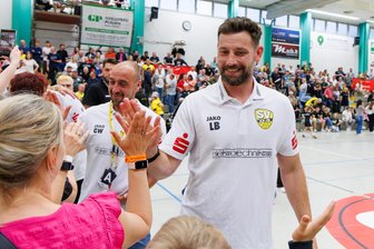 Neue Halle, neuer Trainer, neues Team: Diese Weichen beim SV 04 Oberlosa sind bereits gestellt - Ein letztes Mal klatschte Trainer Ladislav Brykner am Samstag mit den Fans des SV 04 Oberlosa ab.