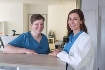 Neue Hausärztin am Chemnitzer Stadtrand: Was die Praxis bietet und wer hier aufgenommen wird - Claudia Brauns (rechts) öffnet am 1. April ihre neue Praxis in Kleinolbersdorf-Altenhain. Ihre Kollegin Andrea Düring steigt zum Anfang kommenden Jahres mit ein.