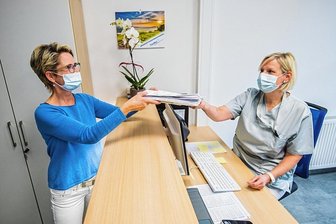 Neue Hausärztin in Aue: So lief die Eröffnung - Ärztin Christiane M. Khorasani (links) und Schwester Antje Meißner sind das Team in der neuen Hausarztpraxis der Poliklinik gGmbH an der Rosa-Luxemburg-Straße in Aue.