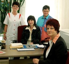 Neue Hausärztin startet in Treuen - 
              <p class="artikelinhalt">Bürgermeisterin Andrea Barth (r.) freut sich: Ab 1. April ist Ines Schweigert (2. v. l.) als Hausärztin in Treuen tätig. Brigitte Trommer (l.) und Christine Spitzner (2. v. r.) gehen ihr als Schwestern zur Hand. </p>
            