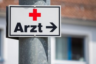 Neue Hausarztpraxis in Brand-Erbisdorf öffnet im März – Termine ab sofort - Ein Schild mit der Aufschrift „Arzt“. In Brand-Erbisdorf öffnet eine neue Praxis.