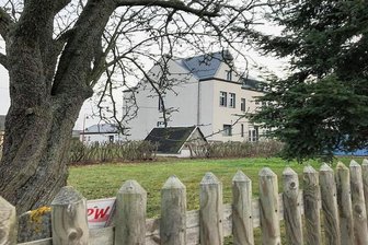 Neue Hausordnung für Bürgerhaus bringt Schönbrunner auf die Palme - Das Bürgerhaus von Schönbrunn. 