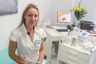 Neue Hautärztin: Telefon steht nicht still - Dr. Daniela Elsner praktiziert seit 1. August in einer Praxisgemeinschaft mit ihrer Mutter Dr. Karin Elsner an der Bernhardstraße. Täglich melden sich Patienten, um einen Termin bei der Hautärztin zu bekommen.