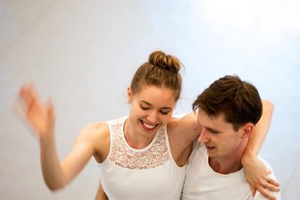 Neue Heimat Chemnitz: Anna, Alexandr und die Liebe - Während ihrer Proben sind Anna und Alexandr im Arbeitsmodus. Nur in kurzen Momenten wird sichtbar, wie vertraut sie miteinander sind.