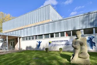 Neue Heimstätte für BSV Sachsen Zwickau: Baubeginn für Ballsporthalle in Neuplanitz im Sommer 2026 - Die Sporthalle Neuplanitz wurde für Spiele in der Handballbundesliga nicht mehr zugelassen.