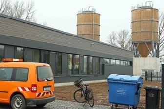 Neue Heimstätte für Straßenmeisterei - Die neue Straßenmeisterei in Langenhessen ist am Donnerstag offiziell in Betrieb genommen worden. Hingucker sind die beiden 23 Meter hohen Silos, in die jeweils 600 Tonnen Streusalz passen.