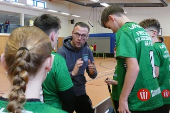 Neue Herausforderung im Erzgebirge: Erfolgreicher Trainer aus der Fußball-Sachsenliga widmet sich anderer Sportart - Hier schwört Ringo Delling die Floorballspieler der Freien Schule Gelenau auf die nächste Partie ein.