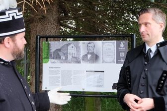 Neue Hinweistafeln an der Kohlenstraße - Heino Neuber, der zweite Vorsitzende des Sächsischen Landesverbandes derBergmanns-, Hütten- und Knappenvereine (links), mit Martin Dulig, dem Schirmherrn der Sächsischen Kohlenstraße, an der neu eingeweihten Infotafel zum Otto-Schacht.