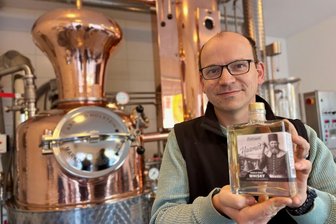 Neue hochprozentige Schnapsidee aus dem Erzgebirge: Lautergold bringt „Haamit“-Whisky auf den Markt - Enrico Siegel mit der neuesten Whisky-Kreation von Lautergold. Sie trägt den Namen „Haamit“.