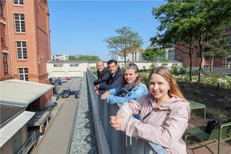 Neue Hochschule in Chemnitz: Standort steht jetzt fest - Der Wirkbau-Manager Bertram Schultze mit dem Team der Hochschule: Standortleiter Peter Gottwald und die Studienberaterinnen Anika Kraußer und Rosalie Herrmann auf dem Dachgarten im Wirkbau (von links).