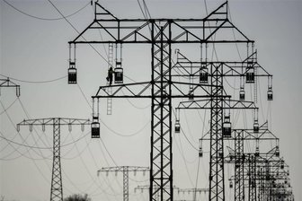 Neue Hochspannungsleitung bei Kirchberg: Pläne für Stromtrasse werden vorgestellt - Arbeiten an einer 110-kV-Leitung in Norddeutschland. Auch bei Kirchberg soll solch eine Leitung gebaut werden.