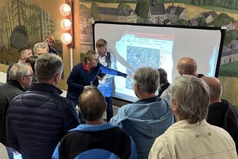 Neue Hochspannungsleitung bei Kirchberg: Projekt jetzt online einsehbar - Bürger umlagern beim Info-Forum in Obercrinitz die Präsentation zur neuen Stromtrasse.