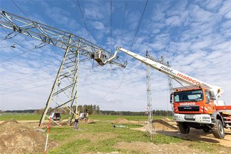 Neue Hochspannungsleitung zwischen Kirchberg und Rothenkirchen: Planer präsentieren mögliche Korridore - Im Frühjahr 2022 wurde bei Rothenkirchen eine bestehende Stromtrasse ertüchtigt. In dem Ortsteil der vogtländischen Gemeinde Steinberg soll auch die neue Hochspannungsleitung nach Kirchberg beginnen.