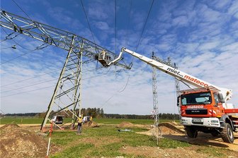 Neue Hochspannungsleitung zwischen Steinberg und Kirchberg soll Lücke im Stromnetz schließen - Im Frühjahr wurde bei Rothenkirchen damit begonnen, die Hochspannungsleitung Auerbach - Schönheide zu ertüchtigen. Dazu wurde ein Strommast, der das Ende seiner Nutzungsdauer erreicht hatte, ausgetauscht. 
