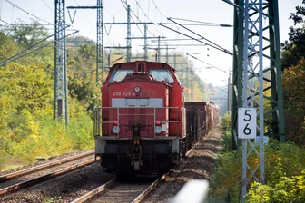 Neue Hoffnung auf Ausbau der Sachsen-Franken-Magistrale: Schluss mit der "schmutzigsten Bahnstrecke Deutschlands"? - Auf der Strecke in Bayern von Nürnberg über Bayreuth nach Hof sowie auf Streckenabschnitten in Richtung Tschechien können nur Dieselloks die Güterzüge ziehen und Dieseltriebwagen den Personenverkehr abwickeln.