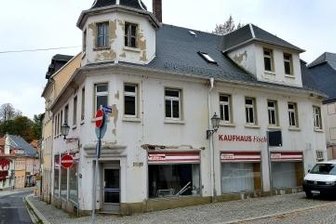 Neue Hoffnung für alte Problemhäuser in Hainichen - Das Fischer-Kaufhaus am Markt in Hainichen soll 2022 saniert werden.