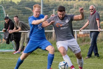 Neue Hoffnung für baldigen Zaunbau am Sportplatz in Großfriesen - Die Großfriesener Sportler waren zuletzt immer wieder vertröstet worden. Nun war Bürgermeister Tobias Kämpf vor Ort - seitdem gibt es einen neuen Hoffnungsschimmer.