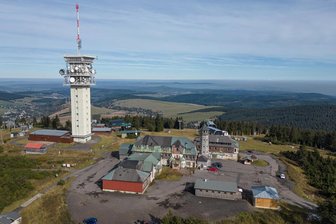 Neue Hoffnung für verlassenes Hotel auf dem Keilberg - Das Keilberg-Plateau mit dem modernen Fernsehturm und dem historischen Gebäudekomplex um den Aussichtsturm. Letzterer wurde bereits neu errichtet und im Oktober 2013 wieder eröffnet. Das Hotel und das Restaurant blieben geschlossen, verfielen immer mehr.