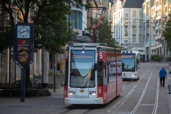 Neue Hoffnung für Zukunft der Plauener Straßenbahn? Kreistagsmitglieder im Vogtland fordern Lösung - Straßenbahn und Stadtbusse gehören zum Plauener Straßenbild.