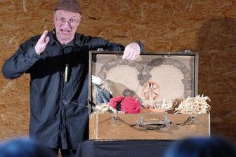 Neue Hoffnung fürs Bühnenjubiläum - Frank Hirrich vom Figurentheater Ernst Heiter aus dem mecklenburgischen Peenehagen gehört zu den Künstlern, die im März gern an Schulen im mittleren Erzgebirge auftreten würden.