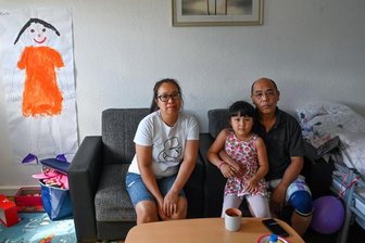 Neue Hoffnung vor Weihnachten im Fall Pham: Sächsische Härtefallkommission berät erneut - Pham Phi Son mit Ehefrau Hoa Nguyen und Tochter Emilia Nguyen stehen vor einer ungewissen Zukunft. Das Foto entstand im Sommer, als der Fall über Chemnitz hinaus hohe Wellen schlug. 