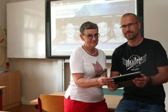 Neue Homepage: Schule präsentiert sich lebendiger - Kunstlehrer Thomas Mai und Schulleiterin Barbara Kunzmann sind stolz auf die neue Homepage. 