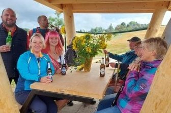 Neue Hütte am Kammweg eingeweiht - Ines Hanisch-Lupaschko und Nussknackerprinzessin Jenny waren bei der Einweihung dabei.